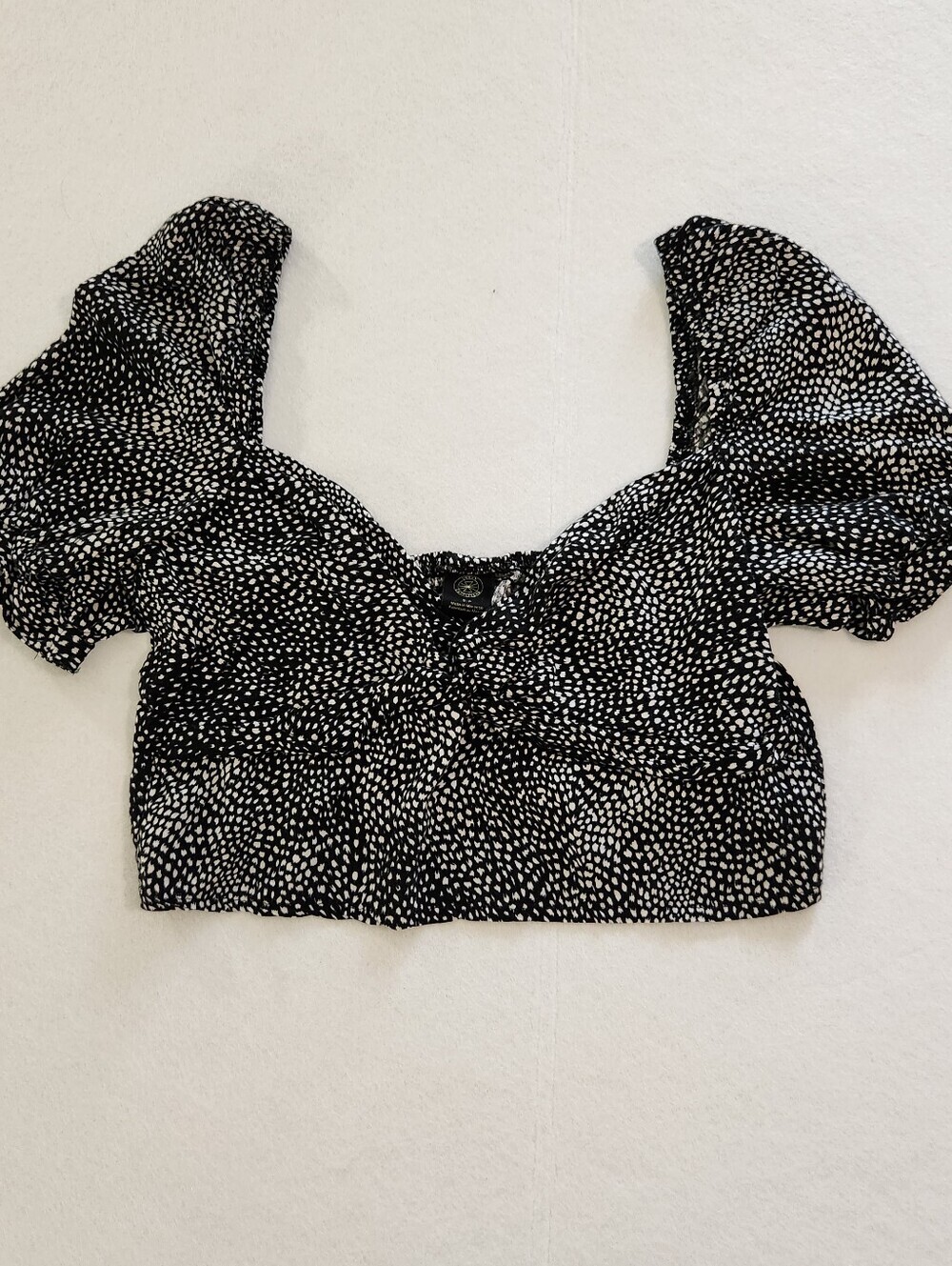 Urban Outfitters Black and White Puff Sleeve Crop Top Size Small